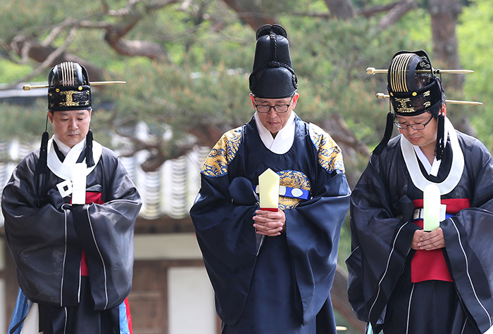 世宗大王の誕生619年を記念する崇慕祭典が、15日に世宗大王陵の英陵で開かれた。写真は官吏がお香を立てるために移動している様子