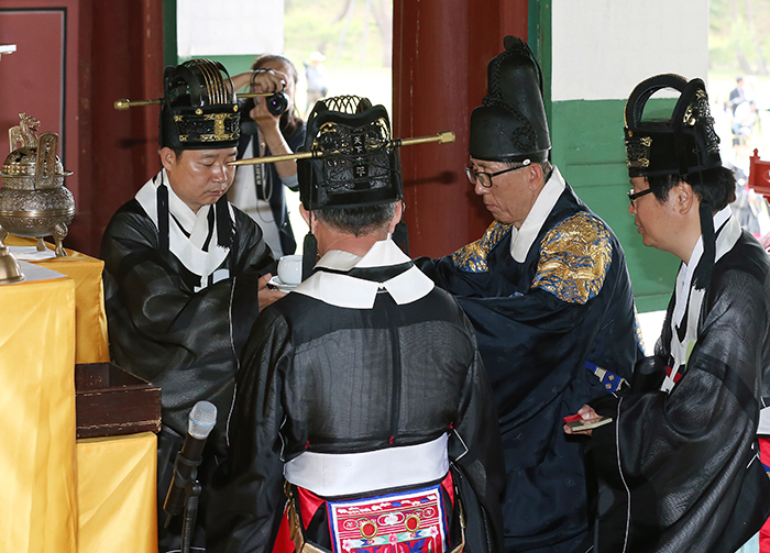 世宗大王の誕生619年を記念するため15日に世宗大王陵の英陵で開かれた崇慕祭典で、官吏が献酒している
