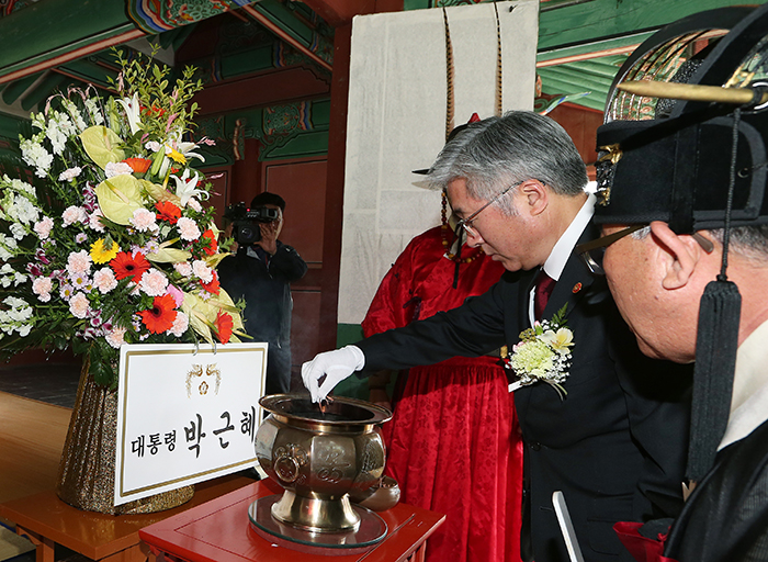 世宗大王の誕生619年を記念するため開かれた崇慕祭典で、文化体育観光部のキム・ジョンドク長官が朴槿恵大統領の代わりにお香を立てている