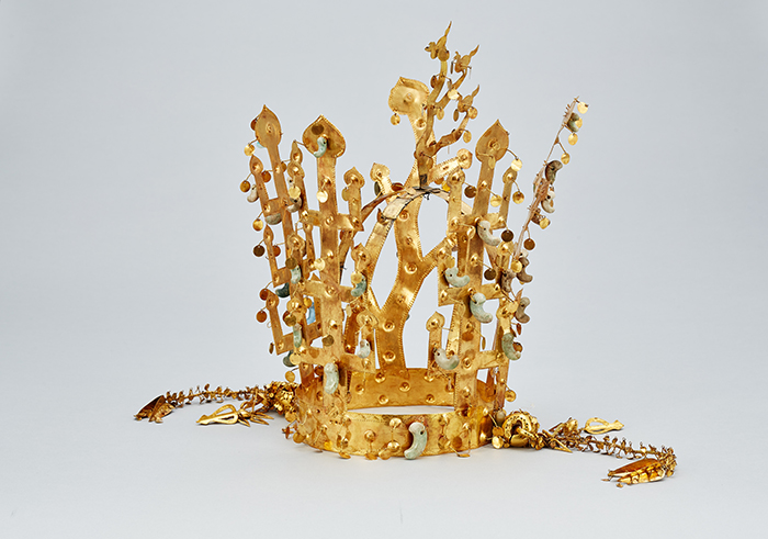 アフガニスタンのティリヤ・テペ6号墓から出土した王金の冠(上)。慶州の瑞鳳塚から出土した新羅時代の黄冠(下)と似ており、過去に韓半島との交流があったと考えられる 