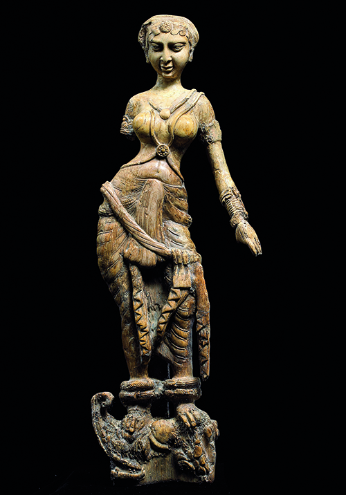 「マカラの上に立つ女性像」、1世紀、象牙製、ベグラムから出土 