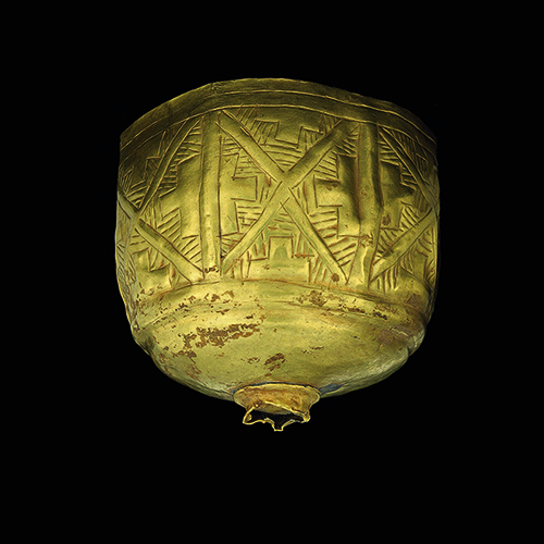テペ・フロールから出土した金製の幾何学文脚付杯 