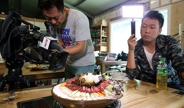 韓国の伝統文化や料理などを撮影するために韓国を訪ねた中国CCTV-7の旅番組『美しい中国の田舎紀行』のスタッフたちが9日、忠清南道・公州のある食堂で宮廷きのこ鍋をカメラに収めている
