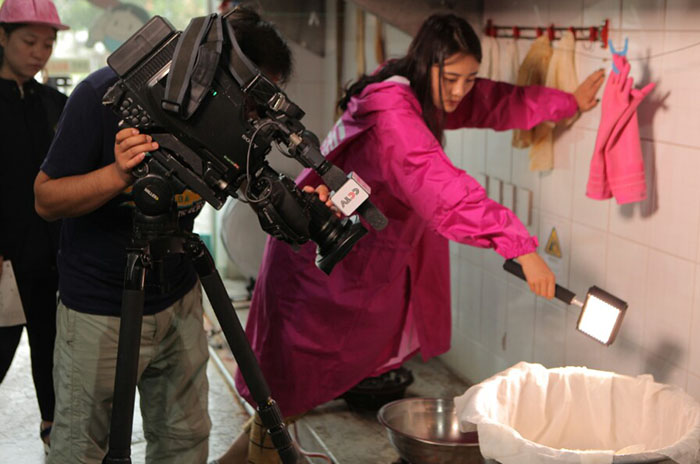 中国CCTV-7の『美しい中国の田舎紀行』のスタッフたちが江原道・松川で餅作りの過程を撮影している