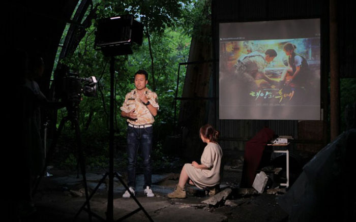 中国CCTV-7『美しい中国の田舎紀行』のスタッフたちがドラマ『太陽の後裔』のロケ地だった江原道・旌善の三炭アートマインを訪問して撮影をしている