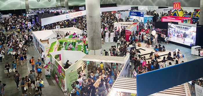 先月30日にLAのコンベンション・センターで開催された「KCON 2016 LA」の展示空間が訪問客で込み合っている。このイベントには約7万5千人以上が訪れ、韓国文化と韓国の商品に対する関心の高まりが肌で感じられた