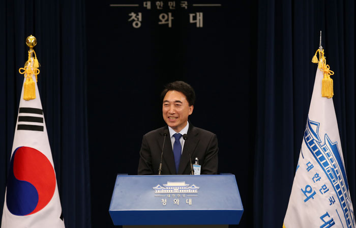 박수현 신임 청와대 대변인이 16일 청와대 춘추관 대브리핑실에서 인사말하고 있다.