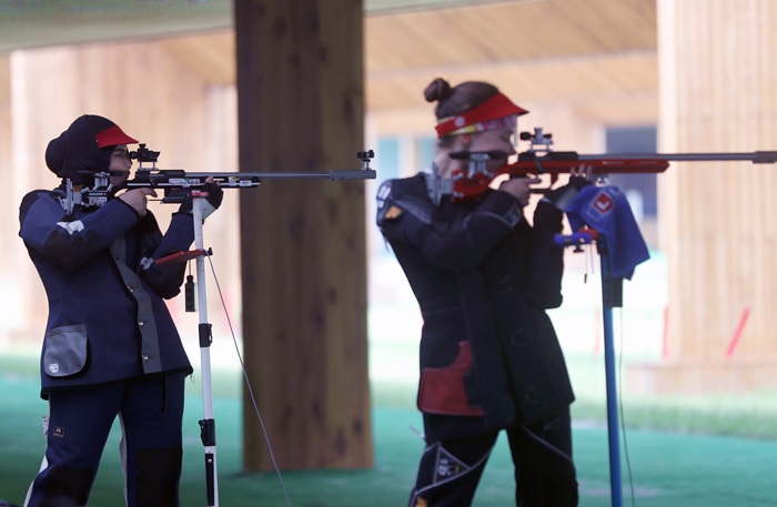  
第５２回世界射撃選手権大会を控え、射撃練習をする外国選手ら＝２９日、慶尚南道・昌原、聨合ニュース
