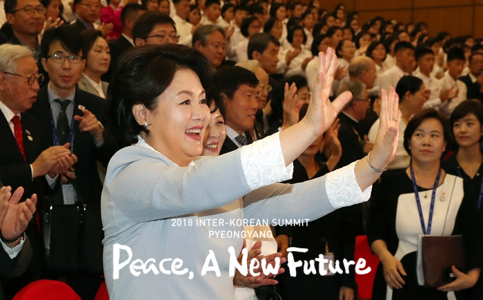 万景台学生少年宮殿で生徒たちによる公演を鑑賞する文在寅大統領の妻の金正淑夫人＝１９日、北朝鮮・平壌