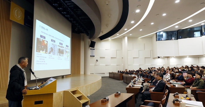 第１９回ＩＴＲＩ国際学術大会で基調演説を行う宋承桓ＰＭＣプロダクション芸術総監督＝１２日、ソウル