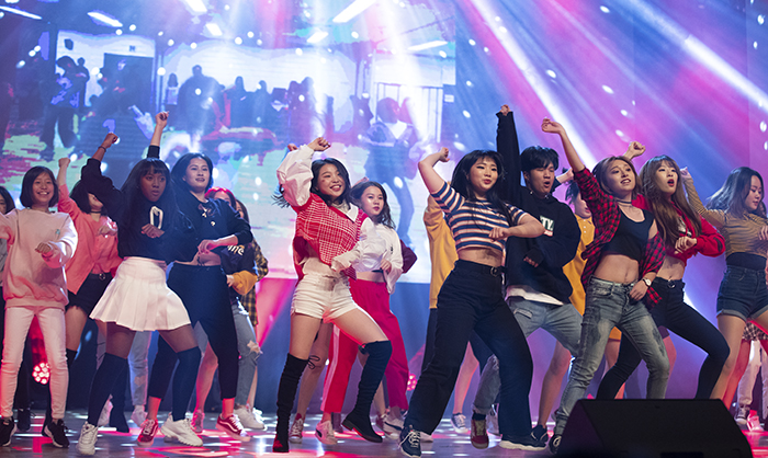 文化共感コンサート「２０１８ハロー、ミスターＫ」で、一生懸命踊るＫポップ・カバーダンスグループ「ファンタズマ・コリア」のメンバーら＝２５日、大田