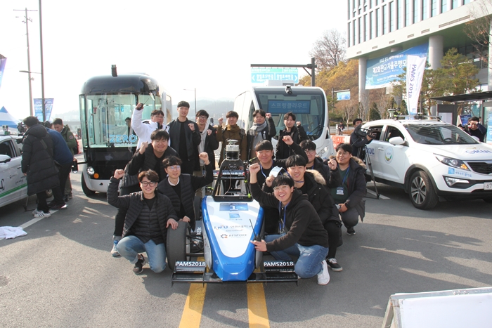 「第２回板橋自動運転モーターショー」で記念撮影をする仁川大学校の自動運転フォーミュラカーチーム＝１５日、京畿道・板橋