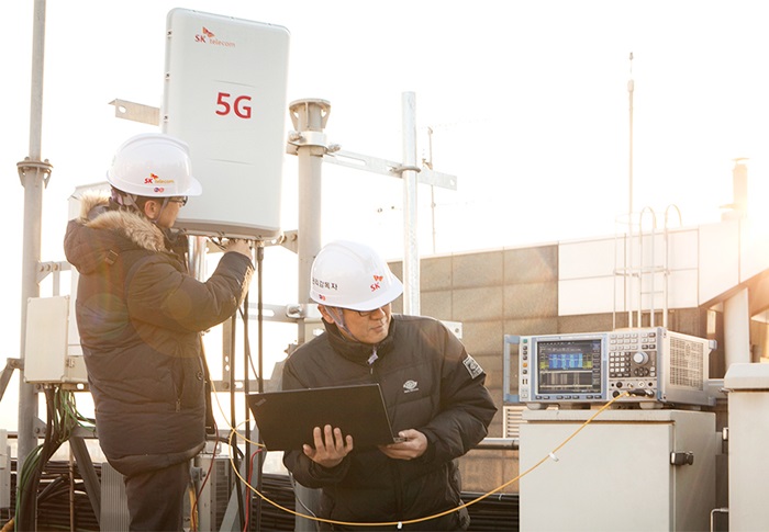 ５Ｇ基地局を設置する技術者ら＝ＳＫテレコム