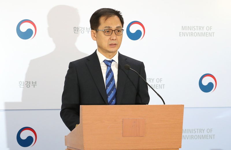 ▲ 장윤석 국립환경과학원 원장이 20일 정부세종청사에서 ‘동북아시아 장거리이동 대기오염물질 공동연구보고서' 발간에 대해 발표하고 있다. 연합뉴스