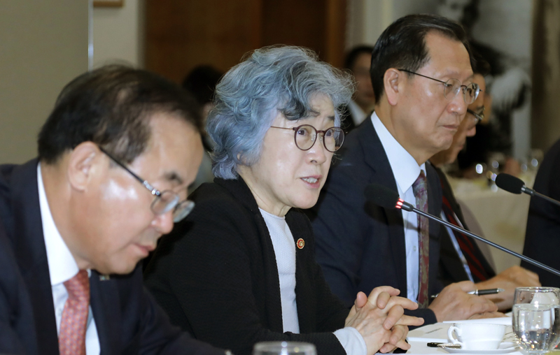 国民権益委員会のパク・ウンジョン委員長（中）＝国民権益委員会