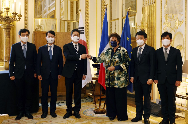 挨拶する文化体育観光部の黄熙長官とフランスのロズリーヌ・バシュロ文化大臣＝１５日、フランス