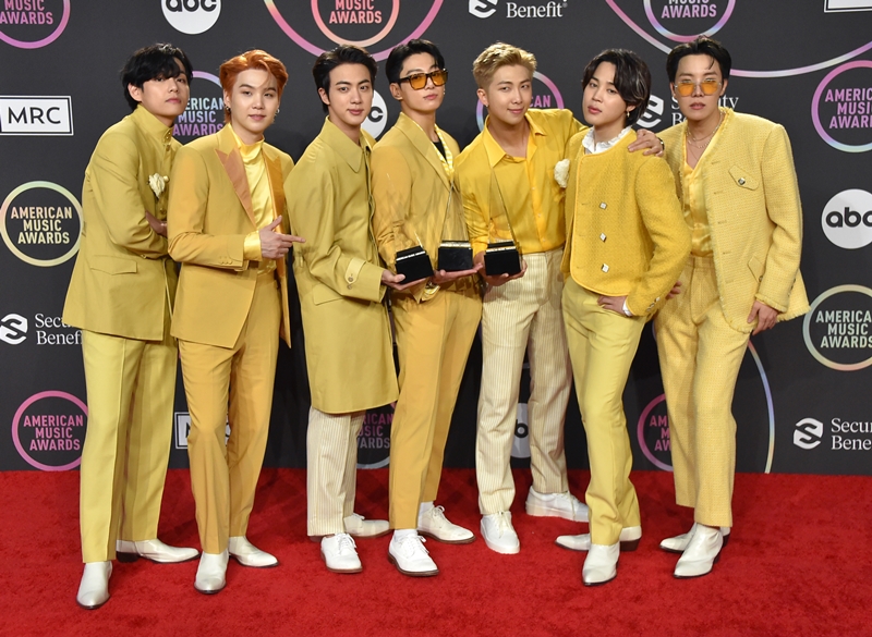 「アメリカン・ミュージック・アワード」で最高賞にあたるアーティスト・オブ・ザ・イヤーを受賞しＢＴＳ＝２１日、米ロサンゼルス、聯合ニュース