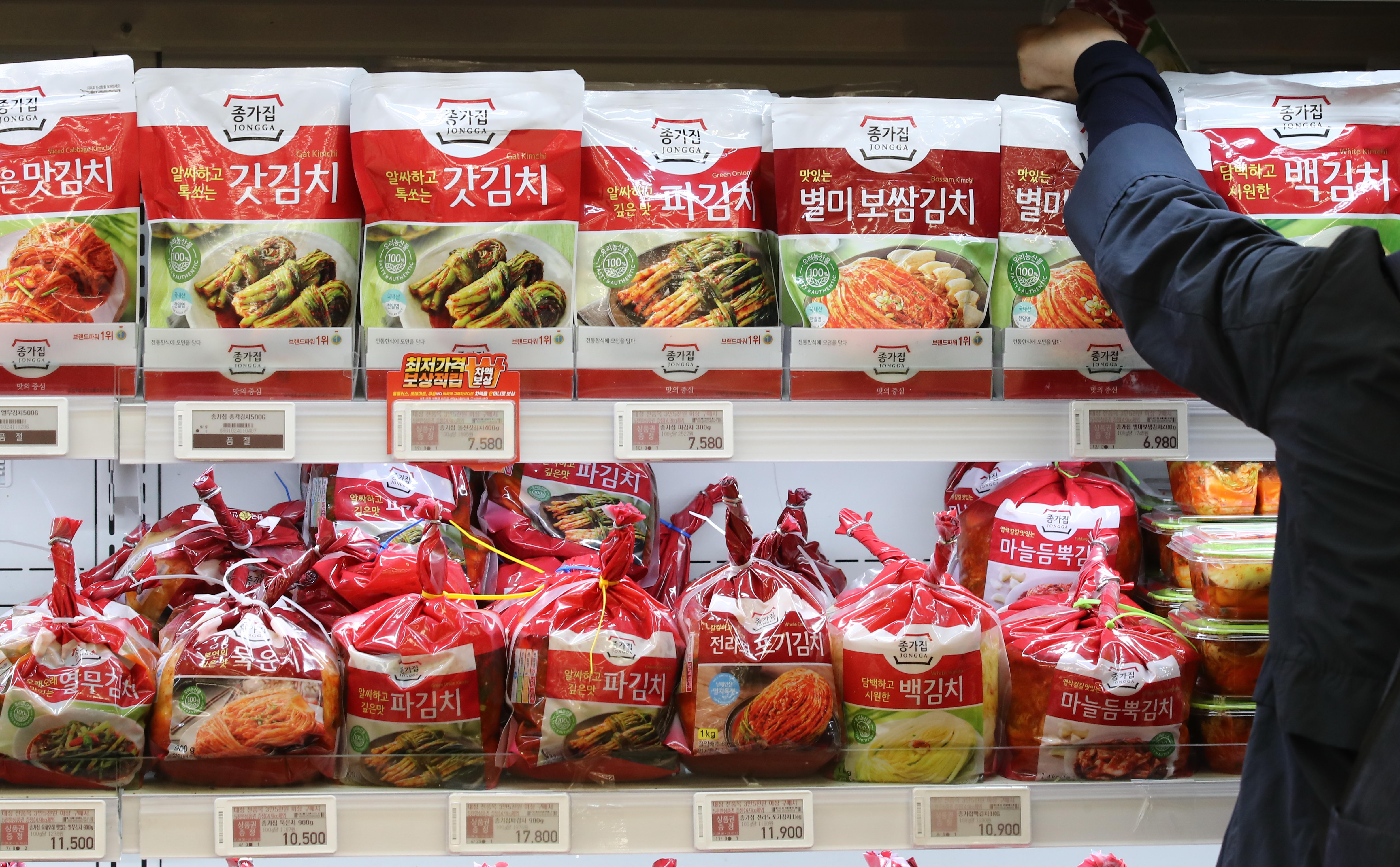 ソウルのあるスーパーで販売されているキムチ＝聯合ニュース