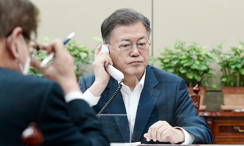 ウクライナのゼレンスキー大統領と電話会談を行う文在寅大統領＝３日、青瓦台、青瓦台フェイスブック