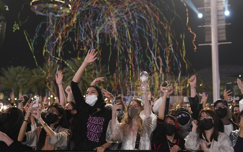 今年１月１６日、ドバイで開かれたK-POPコンサートで公演を楽しむ観客ら＝聯合ニュース