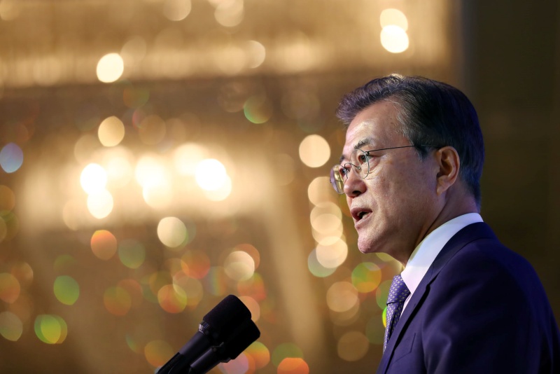 28일 출간된 문재인 대통령 주요 연설문집 '아무도 흔들 수 없는 나라'에 담긴 문재인 대통령의 사진. 