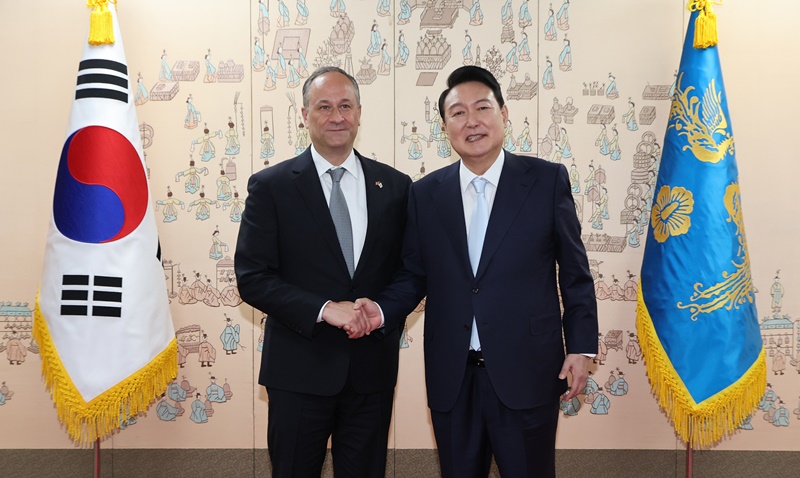 握手を交わす尹錫悦大統領（右）とハリス米副大統領の夫、ダグラス・エムホフ氏＝１０日、ソウル