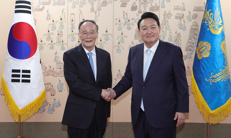 就任式出席のため来韓した中国の王岐山国家副主席と記念撮影する尹錫悦大統領＝１０日、ソウル
