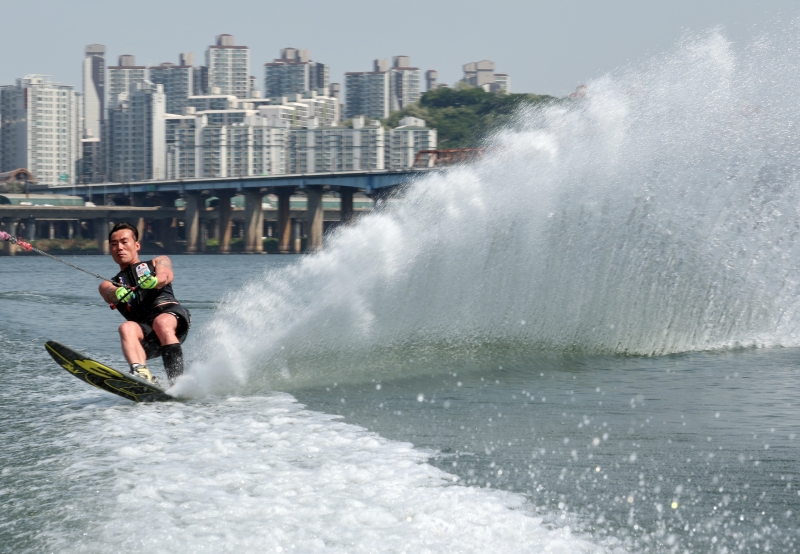 ハンガンで楽しむ水上スキー : Korea.net : The official website of