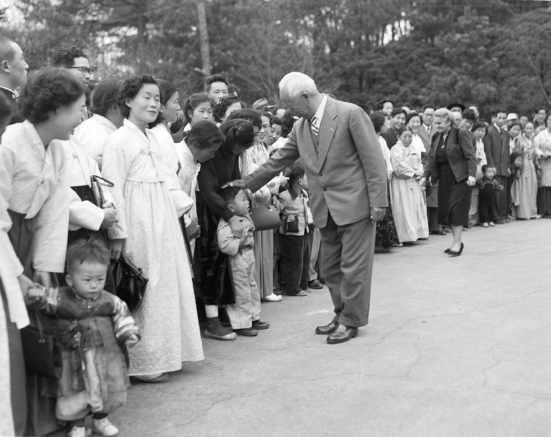 ▲ 1955년 경무대를 최초 개방하여 내방객을 맞이하고 있는 이승만 대통령 