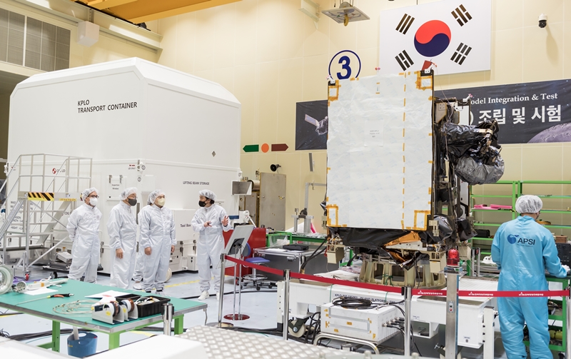 「タヌリ」を視察する理宇韓国航空宇宙研究院の関係者ら