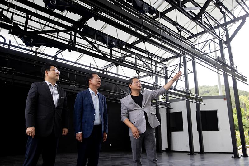 第３２回居昌国際演劇祭の会場で準備状況を確認する居昌郡の具仁謨郡首（中）＝2022年6月28日、慶尚南道・居昌郡、キム・シュンジュ撮影