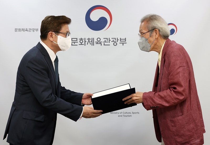 文化体育観光部の朴普均長（左）が俳優のオ・ヨンス氏に委嘱証書を授与している＝２５日、ソウル
