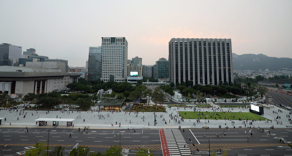 リニューアルオープンした光化門広場の全景＝６日、ソウル、ゾン・ハン撮影