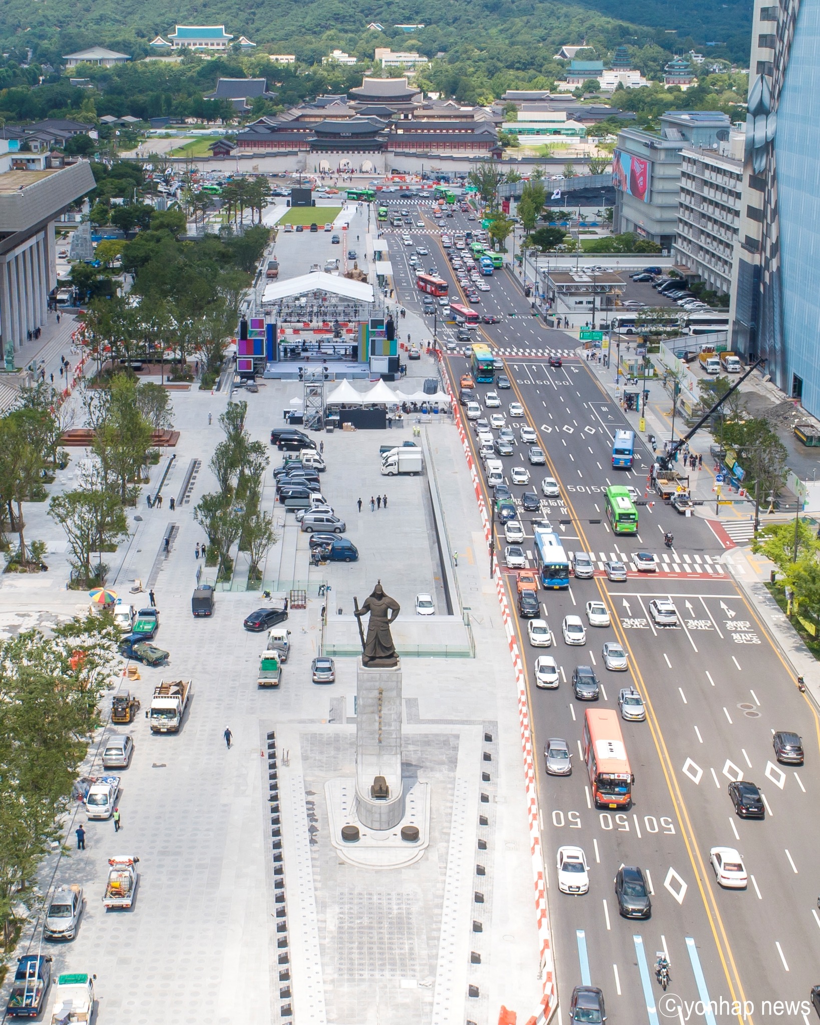 リニューアルオープンした光化門広場は歩道が広くなった＝６日、ソウル、聯合ニュース