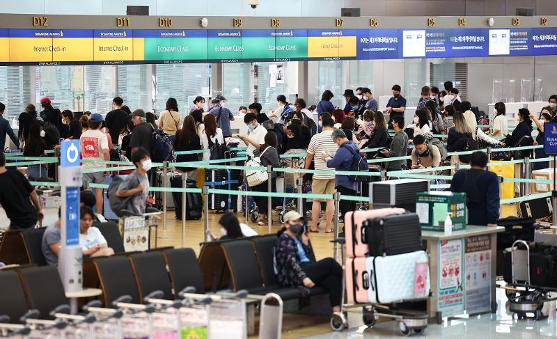 旅行客でにぎわう仁川国際空港の第１旅客ターミナル＝聯合ニュース