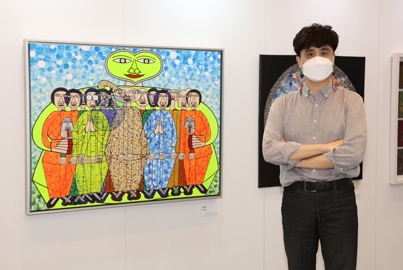 ハン・ブヨル作家と、彼の作品「抱きしめて」＝４日、ソウル