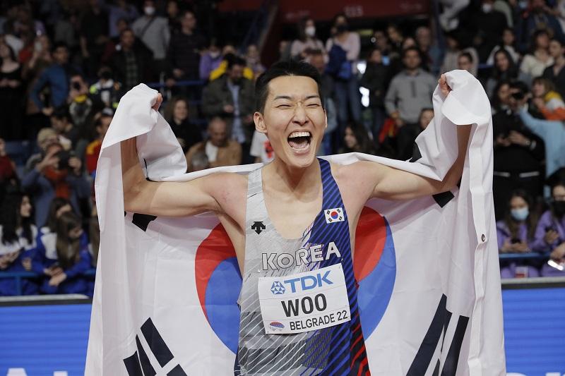 今年３月、セルビア・ベオグラードで行われた世界室内選手権の男子走り高跳び決勝で優勝し、喜ぶ禹相赫＝聯合ニュース