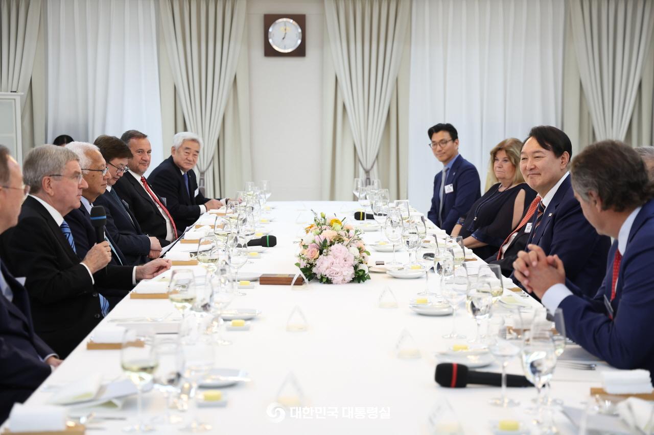 晩さん会に出席した尹錫悦大統領（右から２番目）と関係者ら＝１７日、ソウル