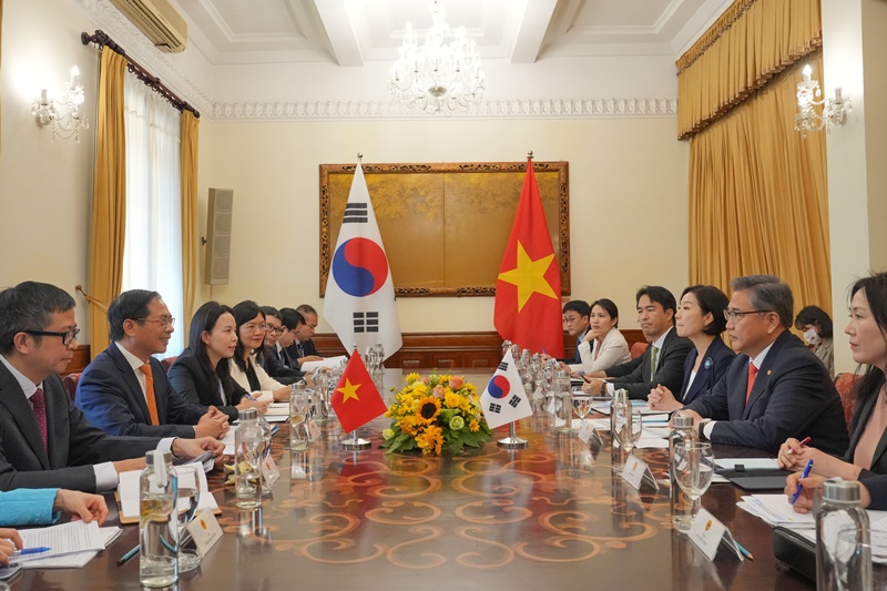 会談する朴振外交部長官（右から２番目）、ブイ・タイン・ソン外務大臣（左から２番目）＝１８日、ベトナム・ハノイ