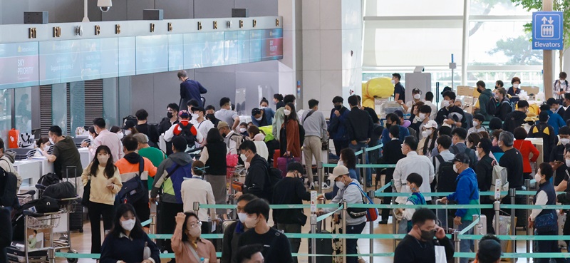 多くの人々でにぎわう仁川国際空港＝７日、仁川国際空港、聯合ニュース