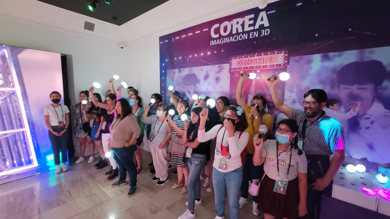 メキシコで開催された展示で、BTSコンサートを観ながら楽しむ人々