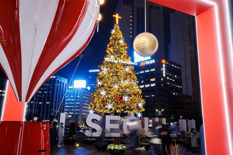２０２１年、クリスマスツリーが設置されているソウル市庁前の広場＝文化体育観光部