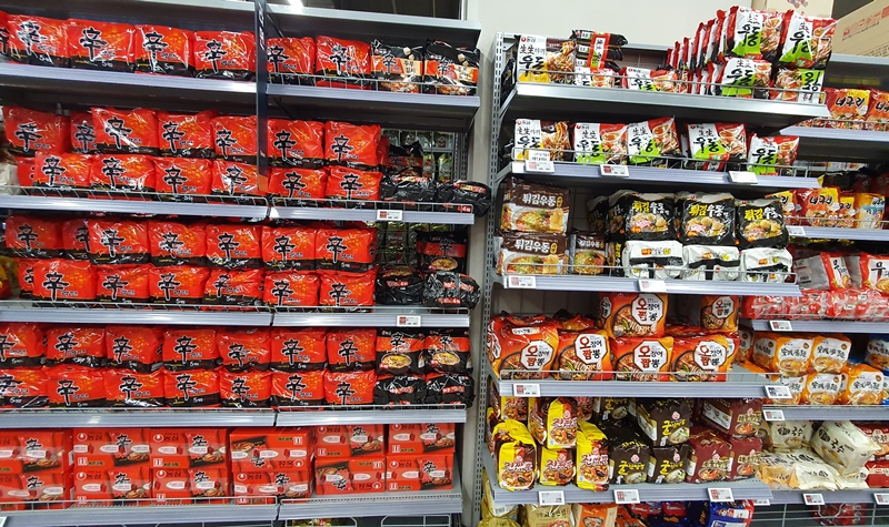 ソウル市内の大型スーパーで販売されているインスタントラーメン＝イ・ギョンミ撮影