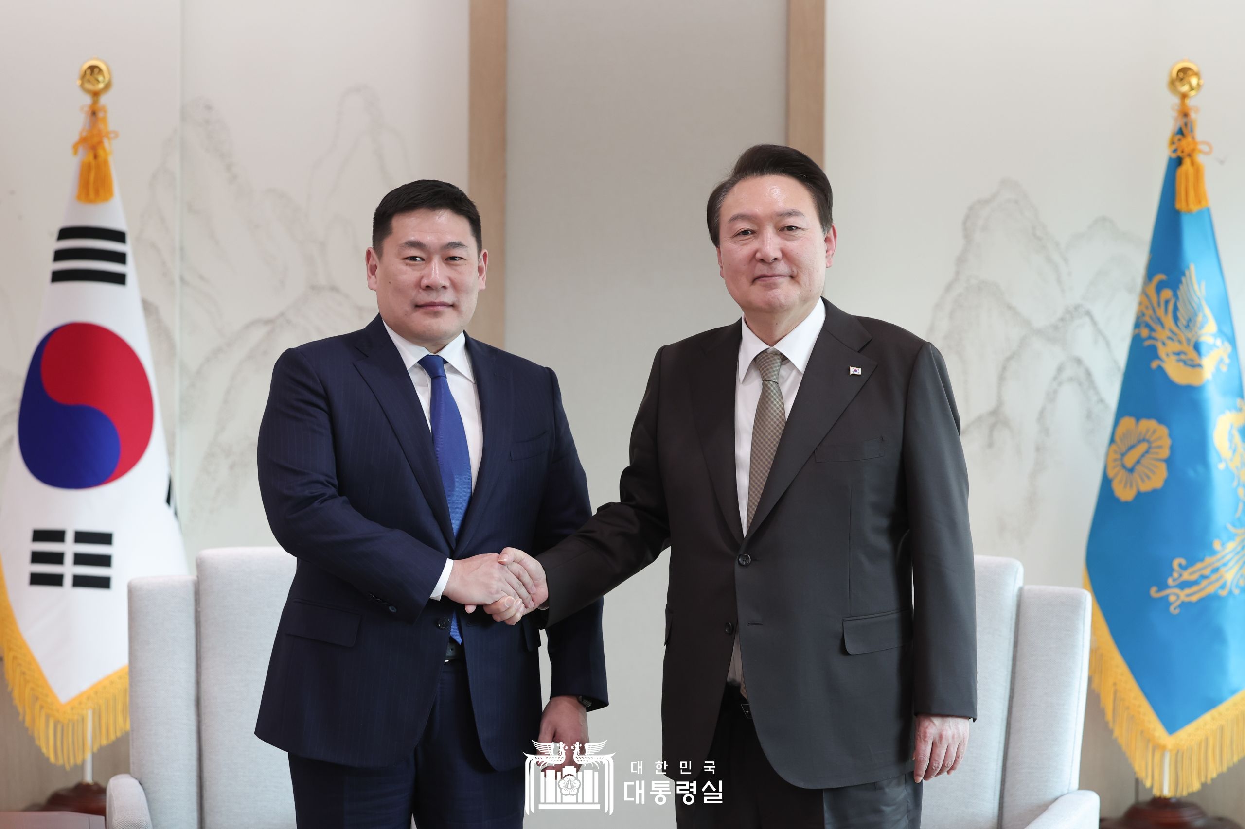 握手する尹大統領（右）とモンゴルのロヴサンナムスライ・オヨーンエルデネ首相＝１５日、ソウル、大韓民国大統領室