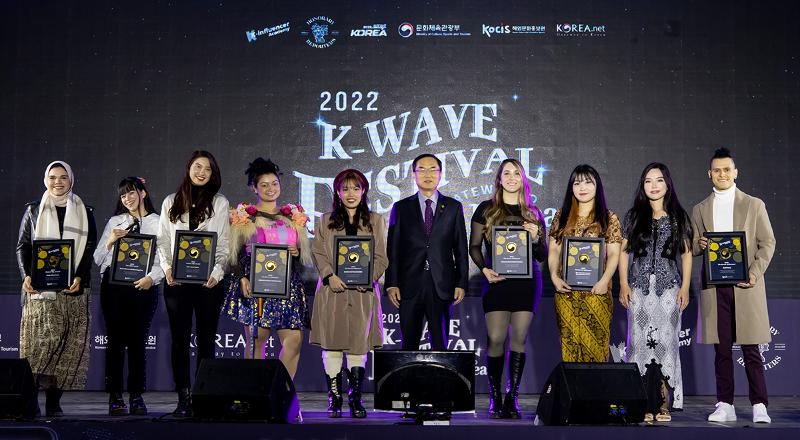 昨年１２月１０日に行われた「K-wave Festival」で、優秀Kインフルエンサーに選ばれた人たち