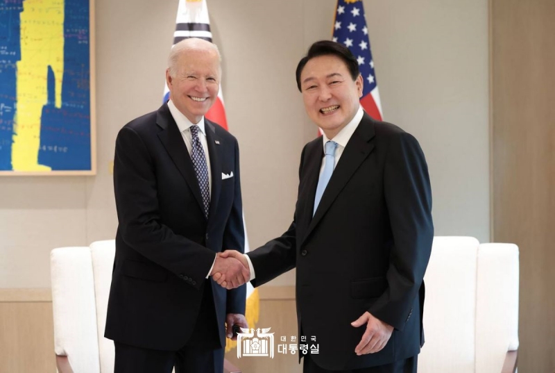 昨年５月、ソウル・龍山の大統領室庁舎で握手する尹大統領と米バイデン大統領＝大韓民国大統領室