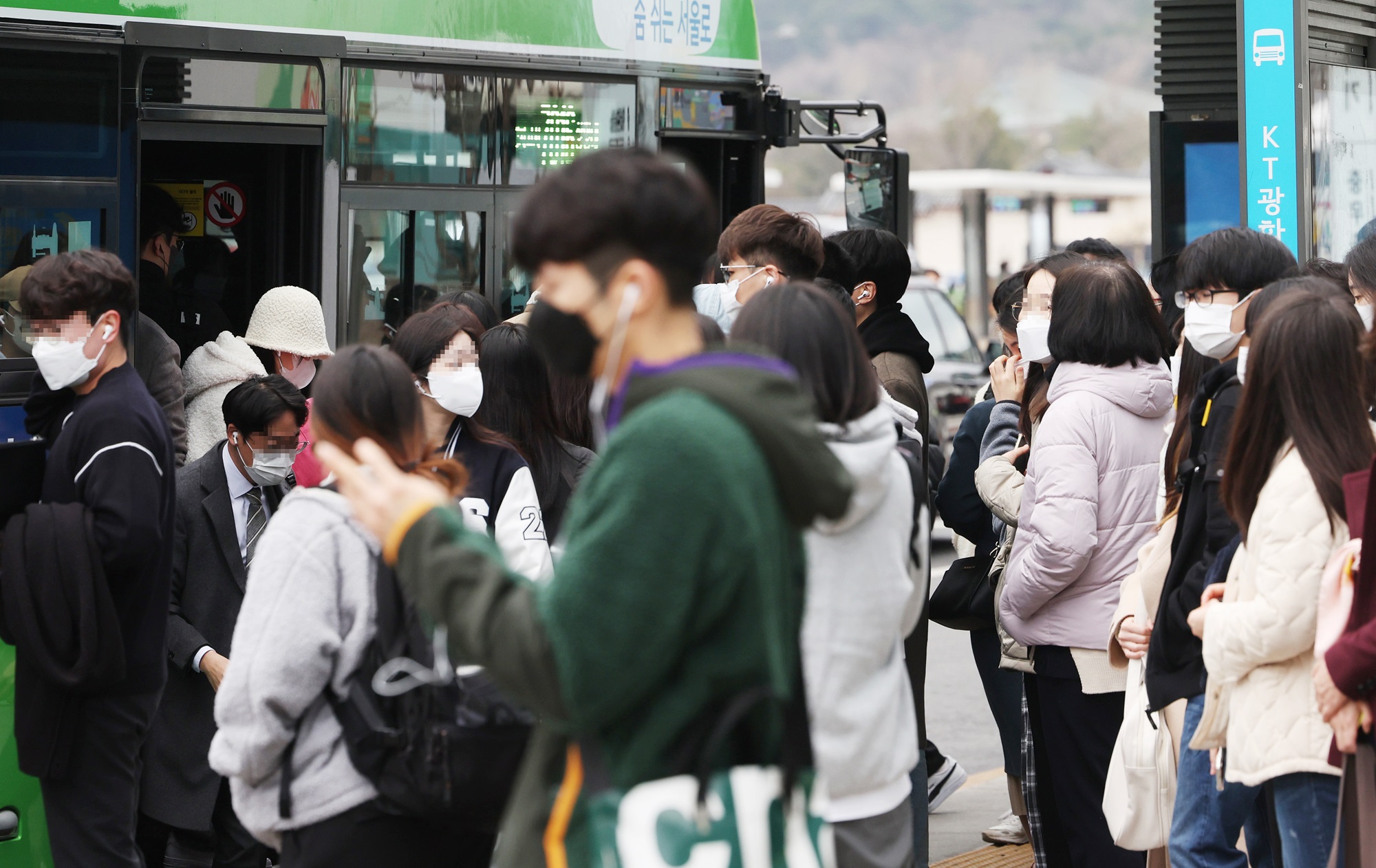 ソウル市内のバス停＝１５日、ソウル、聯合ニュース