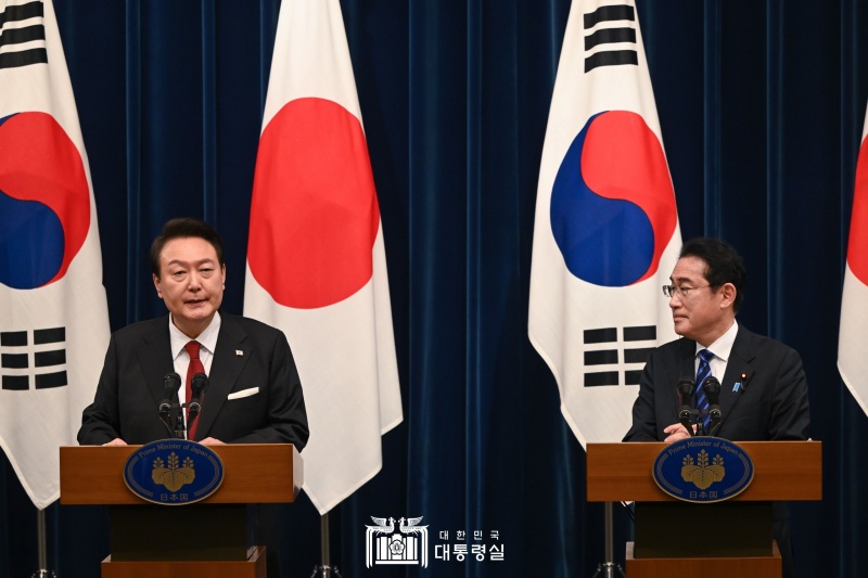 １６日の午後、総理官邸で岸田文雄首相と共同記者会見に臨んでいる。尹大統領は、韓国政府が発表した強制徴用をめぐる解決策を契機に、両国が未来志向的発展の方向を議論する土台が構築されたと強調した＝１６日、日本・東京