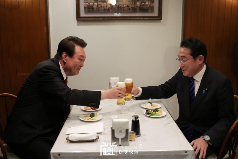 １６日の午後、尹大統領と岸田首相が東京・銀座の洋食店「煉瓦亭」で乾杯をしている。これに先立ち、両首脳は日本料理店「吉澤」で夕食会を開いた。両夫人も同席し、親交を深めた＝１６日、日本・東京