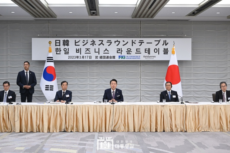 尹大統領が「韓日ビジネスラウンドテーブル」で発言している。大統領室によると、韓国大統領が韓日経済関係者の行事に出席するのは、２００９年以来１４年ぶりのこと。尹大統領は「世界が直面している複合危機を克服するためには、普遍的価値を共有する国家間の連帯と協力が重要」とし、「韓日がサプライチェーン、気候変動、先端科学技術、経済安全保障など、様々なグローバルアジェンダに共同で協力・対応していこう」と述べた＝１７日、日本・東京